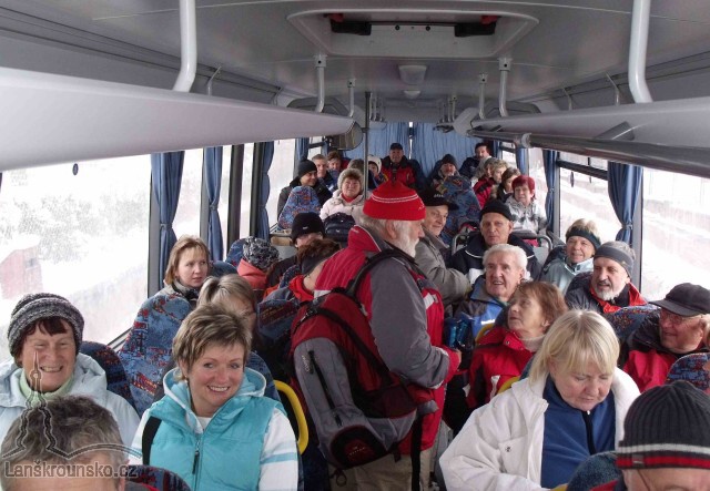 03_Jedeme plnym nedelnim autobusem.jpg